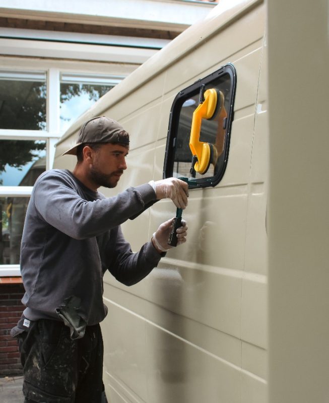 camper raam plaatsen